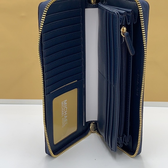 MICHAEL KORS Large Travel Continental
Leather WALLET WRISTLET
NAVY COLOR - Picture 5 of 13